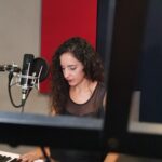 Mechi Mangui en sesión de grabación vocal en Rec Audio Estudio Cancún