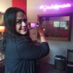 Perla López en sesión de grabación vocal en Rec Audio Estudio Cancún