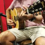 Rafa Flores durante sesión de grabación en Rec Audio Estudio Cancún