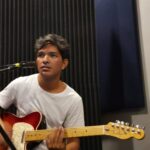 Ramiro Flores en sesión de ensayo en Rec Audio Estudio Cancún